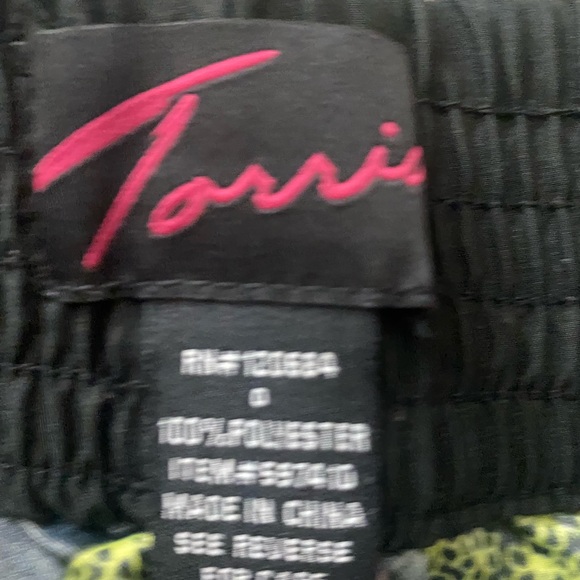 Torrid Bones, Skulls & Hearts shorts in BLK size 0 which is an XL - Picture 2 of 2